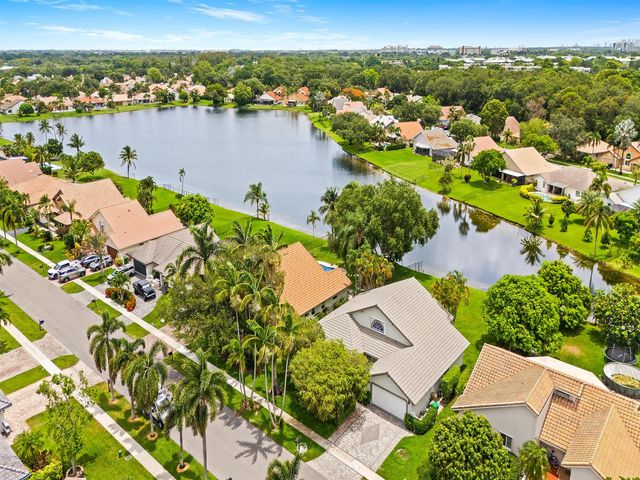 1750 W Oak Knoll Circle, Davie, FL 33324