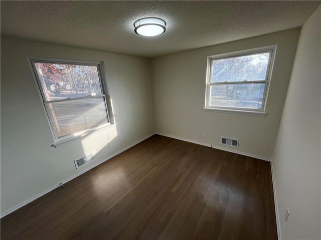 4000 N Jackson Terrace, Kansas City, MO 64117