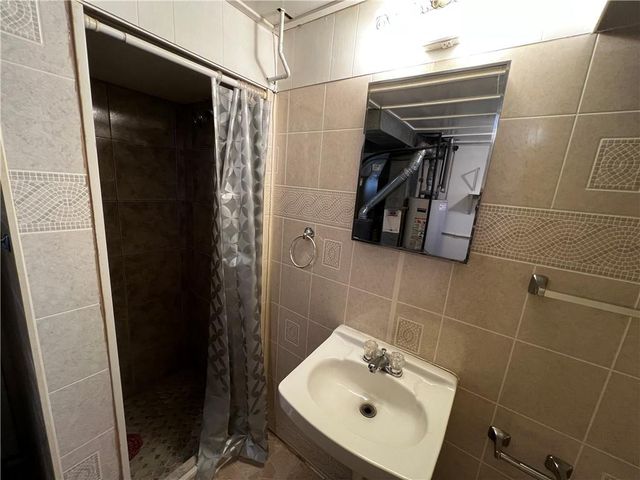 4000 N Jackson Terrace, Kansas City, MO 64117