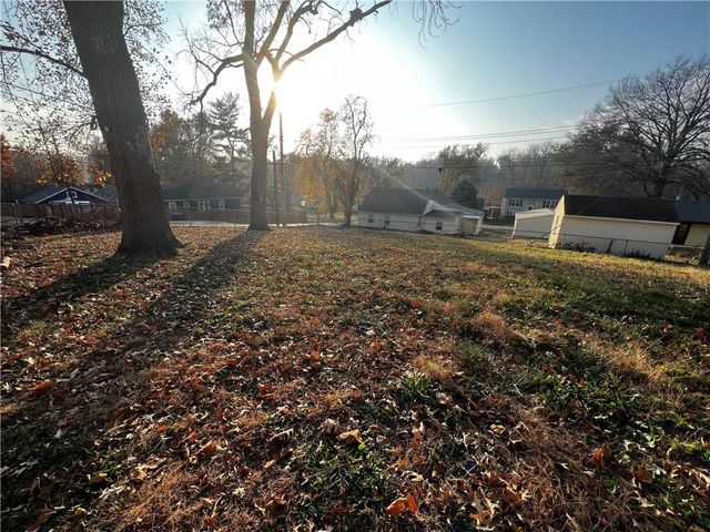 4000 N Jackson Terrace, Kansas City, MO 64117