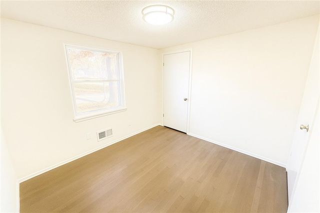 4000 N Jackson Terrace, Kansas City, MO 64117