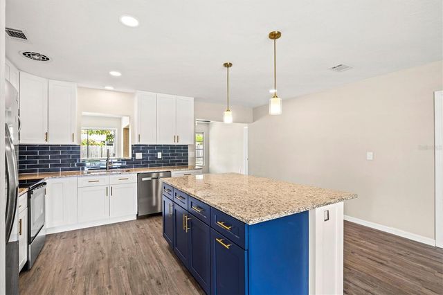 106 AURORA STREET E, Venice, FL 34285