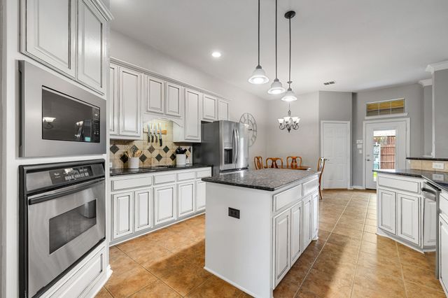 1229 Queen Peggy Lane, Lewisville, TX 75056