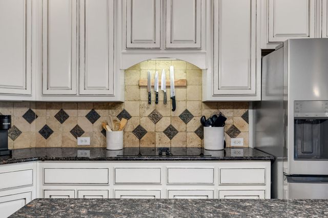 1229 Queen Peggy Lane, Lewisville, TX 75056