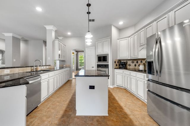 1229 Queen Peggy Lane, Lewisville, TX 75056