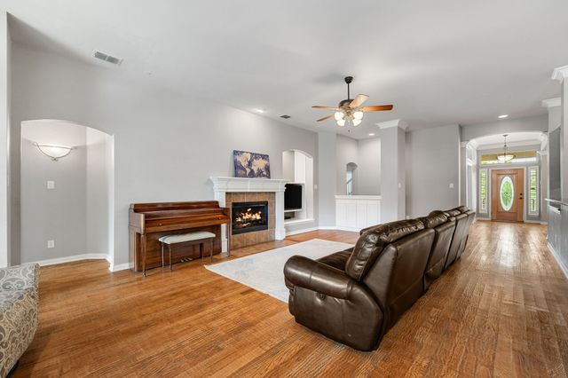 1229 Queen Peggy Lane, Lewisville, TX 75056