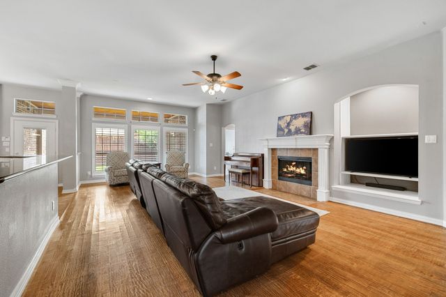 1229 Queen Peggy Lane, Lewisville, TX 75056