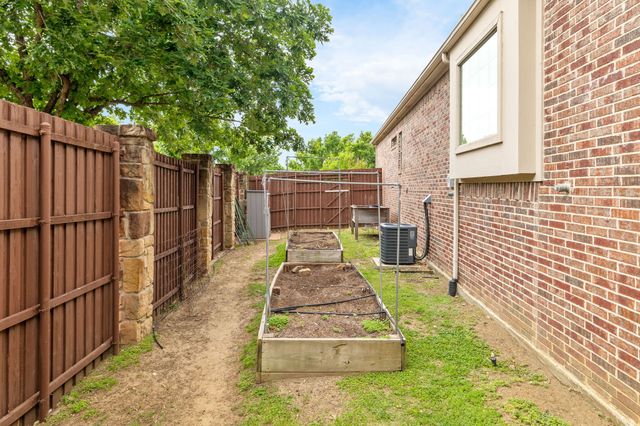 1229 Queen Peggy Lane, Lewisville, TX 75056