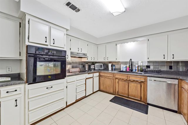 4004 Hillcrest Street, Liberty, TX 77575
