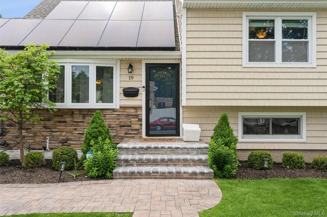 19 Fleetwood Avenue, Melville, NY 11747