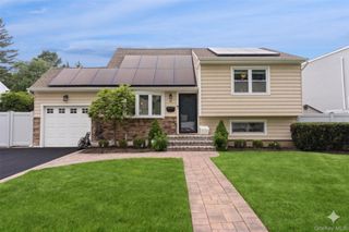 19 Fleetwood Avenue, Melville, NY 11747