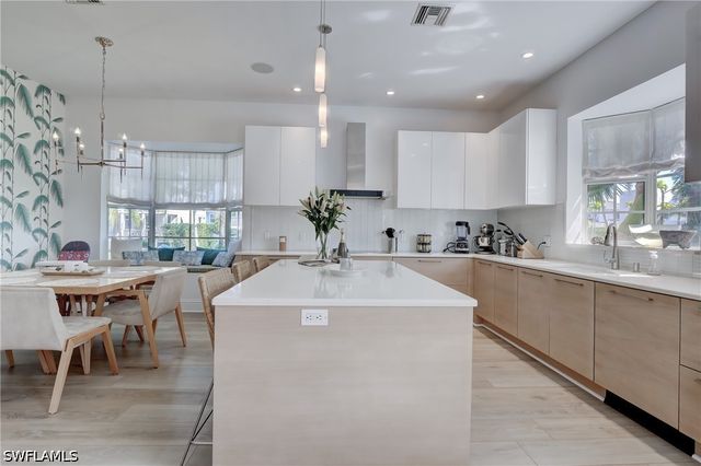 687 9th AVE S, Naples, FL 34102