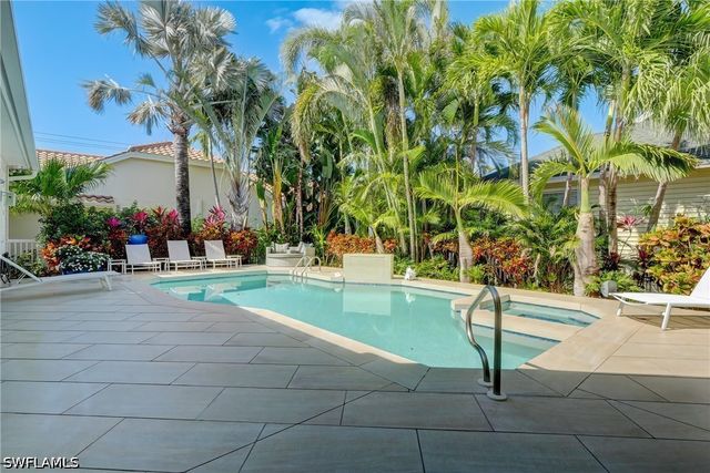 687 9th AVE S, Naples, FL 34102