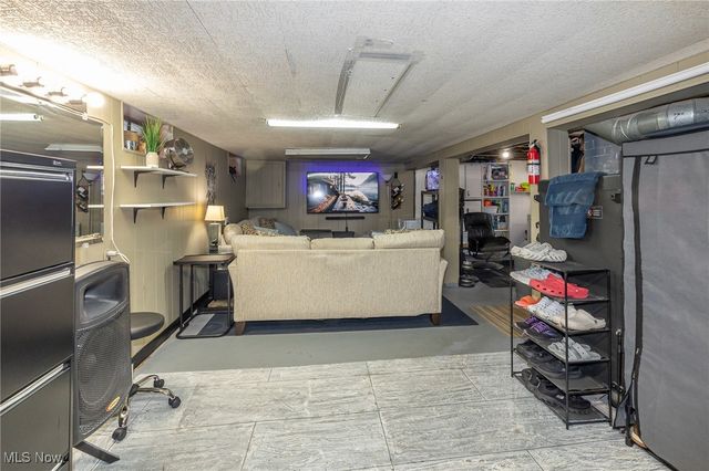 11901 Mortimer Avenue, Cleveland, OH 44111