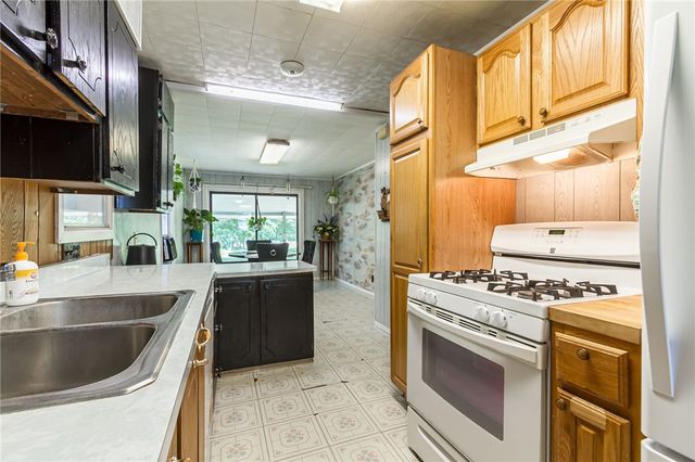 39 South Ave, East Bloomfield, NY 14469