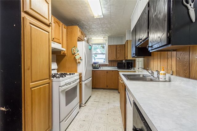 39 South Ave, East Bloomfield, NY 14469