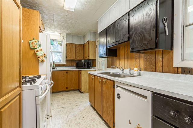 39 South Ave, East Bloomfield, NY 14469