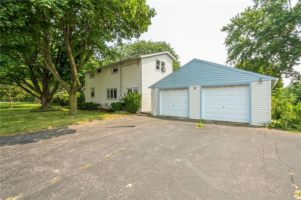 39 South Ave, East Bloomfield, NY 14469