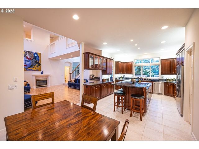 3338 LAKESIDE Dr, Eugene, OR 97401