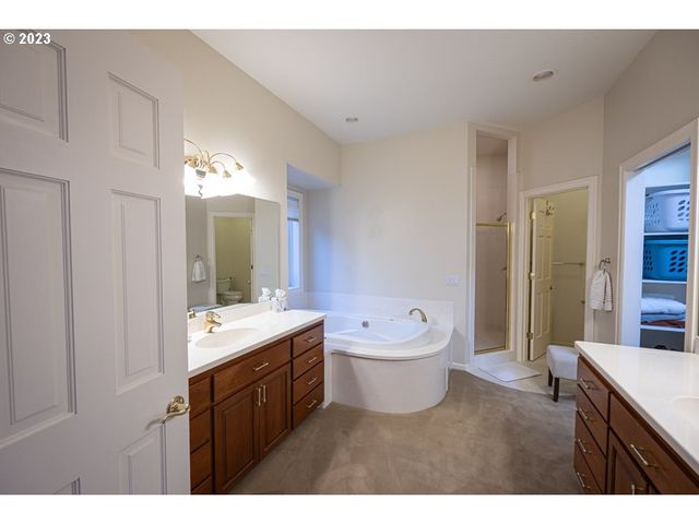 3338 LAKESIDE Dr, Eugene, OR 97401
