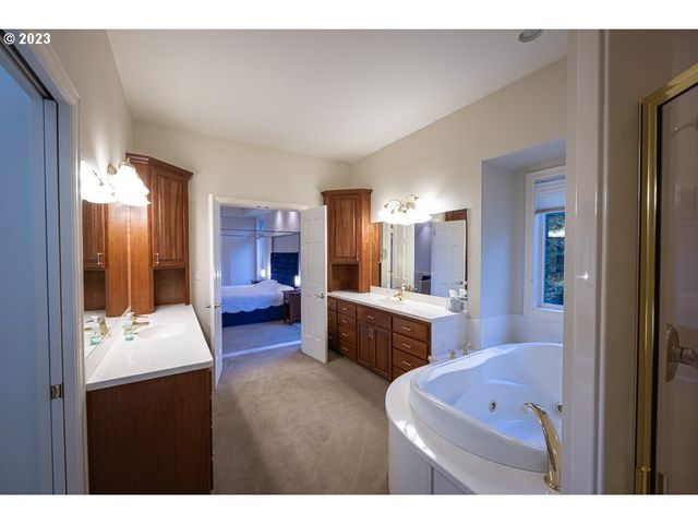 3338 LAKESIDE Dr, Eugene, OR 97401