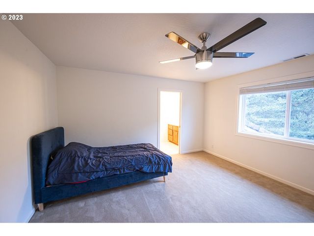 3338 LAKESIDE Dr, Eugene, OR 97401
