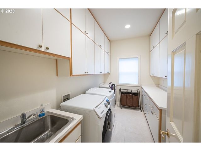 3338 LAKESIDE Dr, Eugene, OR 97401