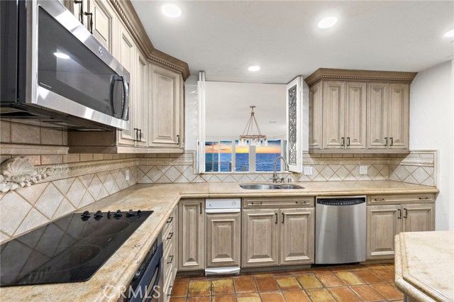 647 Sleepy Hollow, Laguna Beach, CA 92651