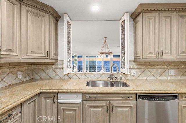 647 Sleepy Hollow, Laguna Beach, CA 92651