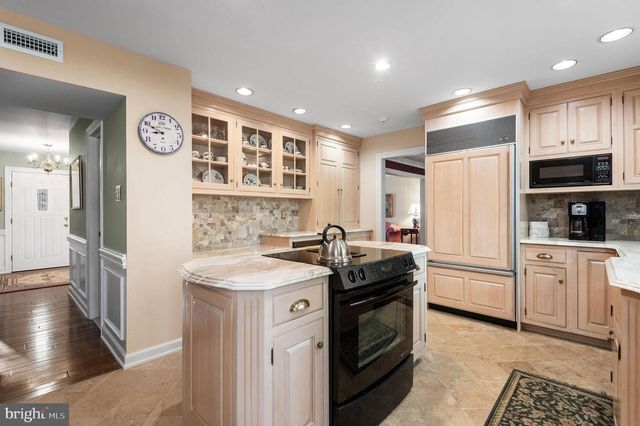 560 WOODFORD RD, North Wales, PA 19454