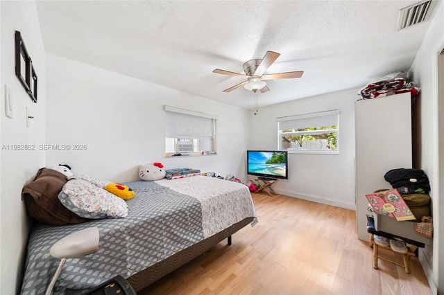 1040 SW 66th Ave, Pembroke Pines, FL 33023