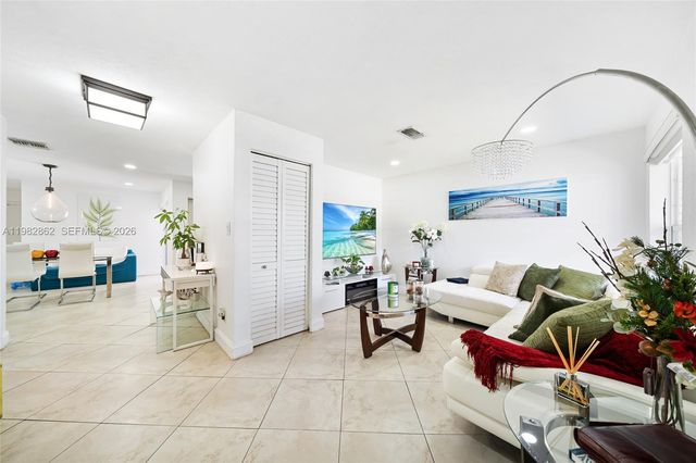 1040 SW 66th Ave, Pembroke Pines, FL 33023