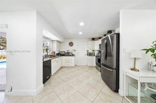 1040 SW 66th Ave, Pembroke Pines, FL 33023