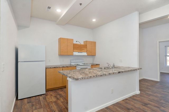 2420 E Blaine Street, Springfield, MO 65803