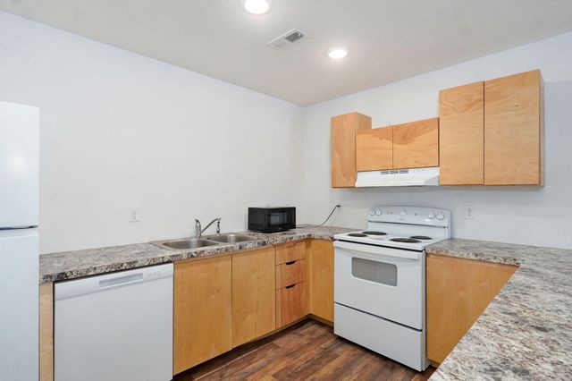 2420 E Blaine Street, Springfield, MO 65803