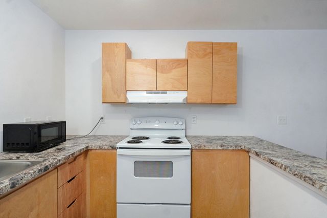 2420 E Blaine Street, Springfield, MO 65803