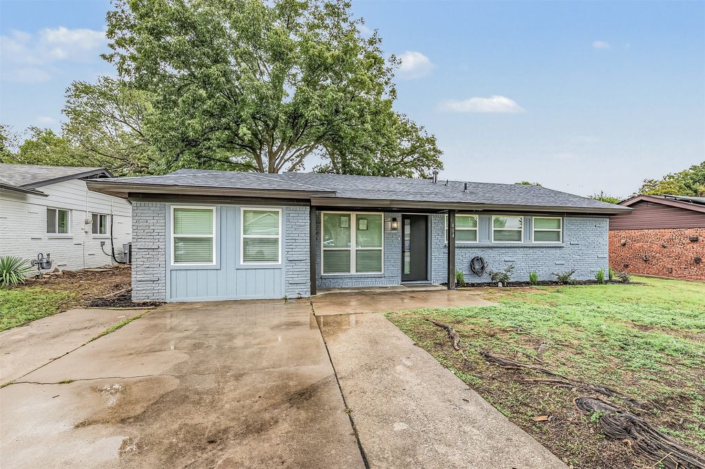404 Simmons Drive, Hurst, TX 76053