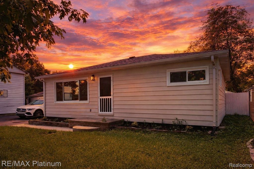 208 Devonshire Street, Ypsilanti Charter Township, MI 48198