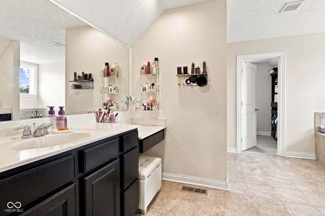 12002 Logan Hunter Trail, Noblesville, IN 46060