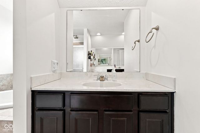 12002 Logan Hunter Trail, Noblesville, IN 46060