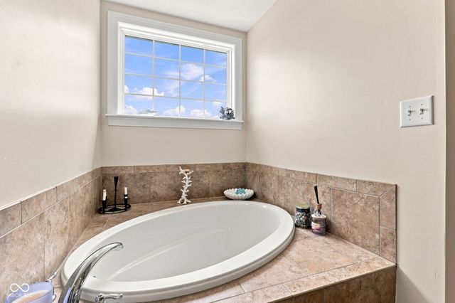 12002 Logan Hunter Trail, Noblesville, IN 46060