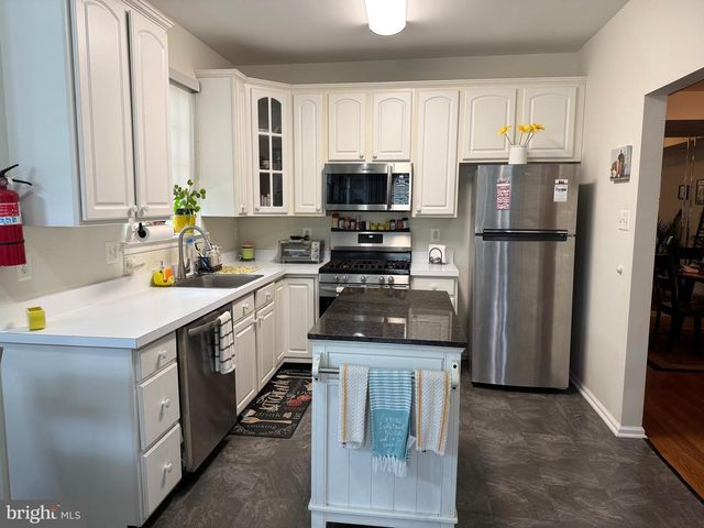 81 PELICAN, Thorofare, NJ 08086