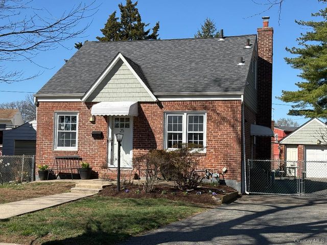 25 Park Circle, New Hyde Park, NY 11040