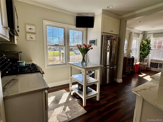 25 Park Circle, New Hyde Park, NY 11040