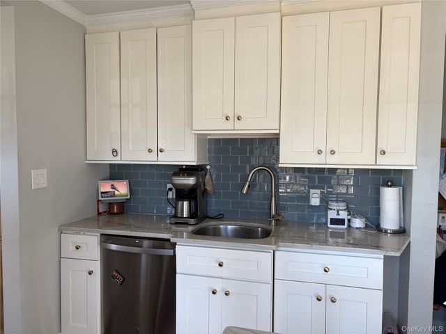 25 Park Circle, New Hyde Park, NY 11040