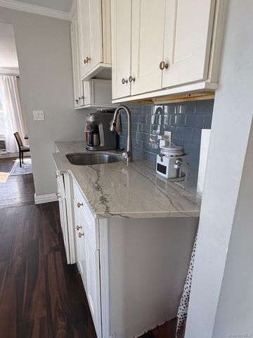 25 Park Circle, New Hyde Park, NY 11040