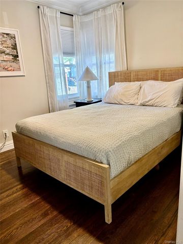 25 Park Circle, New Hyde Park, NY 11040