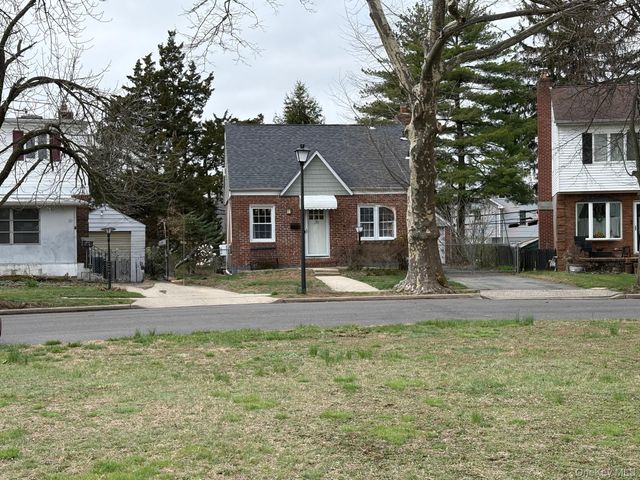25 Park Circle, New Hyde Park, NY 11040