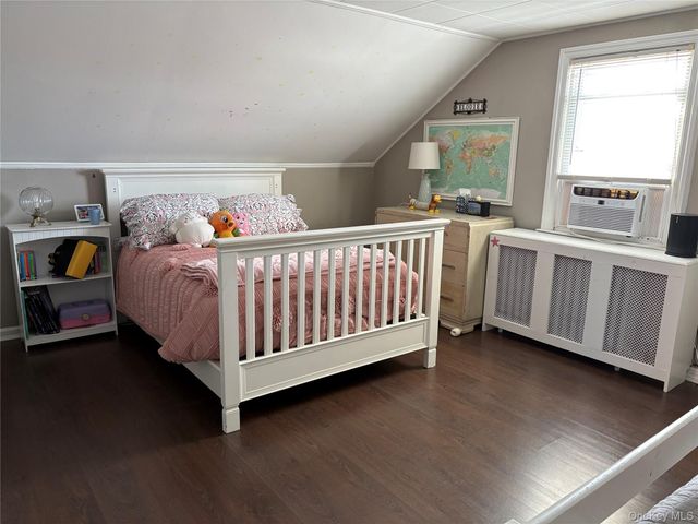 25 Park Circle, New Hyde Park, NY 11040