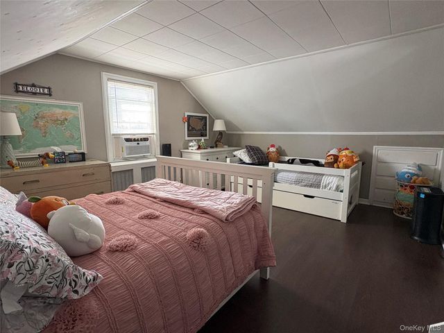 25 Park Circle, New Hyde Park, NY 11040